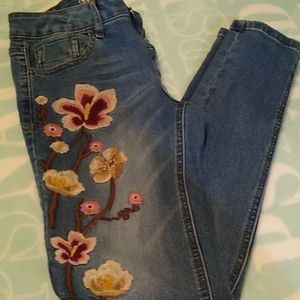Soundgirl size 3 flower embroidery skinny jeans